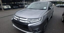 MITSUBISHI OUTLANDER 2016 中古